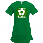 Подовжена футболка з футбольним м'ячем на фоні зелені