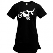 Подовжена футболка з мотоциклістом що робить трюк