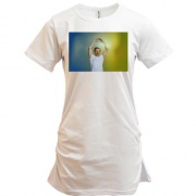 Подовжена футболка зі Святославом Вакарчуком показуючим сердечко