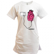 Подовжена футболка з серцем на підзарядці