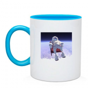 Чашка с астронавтом в кресле