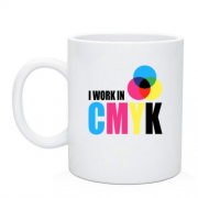 Чашка з написом "i work in CMYK"