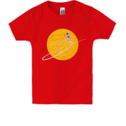 Детская футболка "Космонавт на фоне луны"