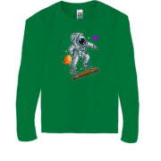 Детская футболка с длинным рукавом "Космонавт на скейте"