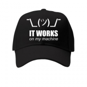 Кепка с надписью "It works on my machine"