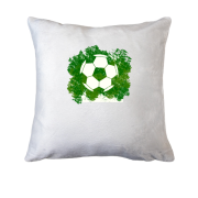 Подушка с футбольным мячом на фоне зелени