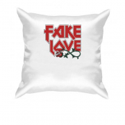 Подушка с надписью "Fake love"