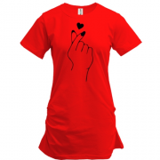 Подовжена футболка з клацанням пальців і сердечком