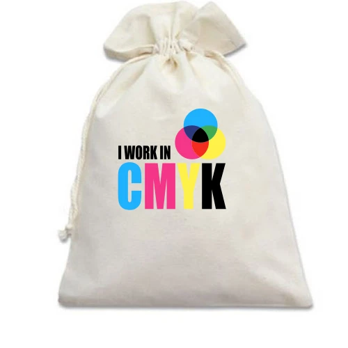 Подарочный мешочек, белый, с надписью "i work in CMYK"
