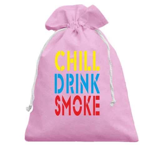 Подарунковий мішечок із різнокольоровим написом «CHILL, DRINK, SMOKE», виконаним трафаретним шрифтом