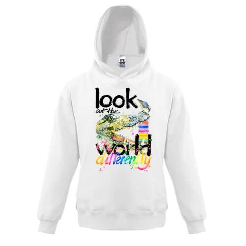 Детская толстовка Look at the world differently с крокодилом