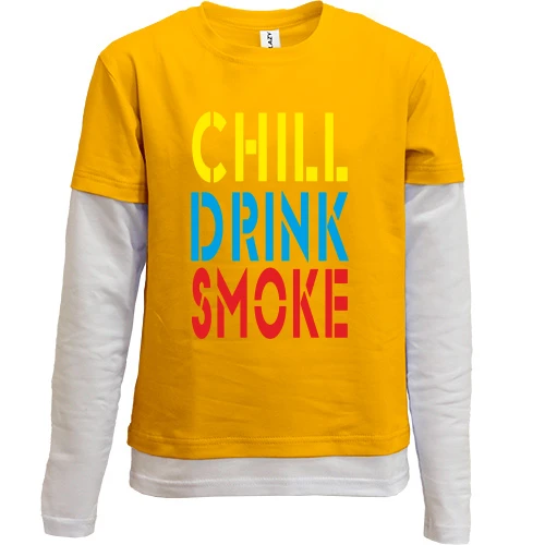 Комбинированный детский лонгслив с разноцветной надписью «CHILL, DRINK, SMOKE», выполненной трафаретным шрифтом