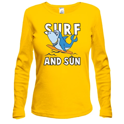 Женский лонгслив, желтый, с акулой серфингистом и надписью "Surf and sun"