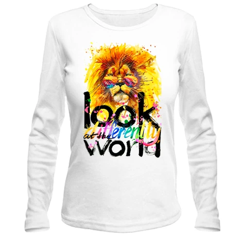 Жіночий лонгслів Look at the world differently з левом
