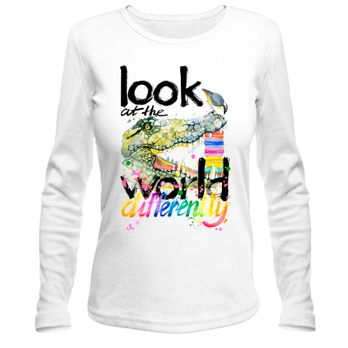Женский лонгслив Look at the world differently с крокодилом