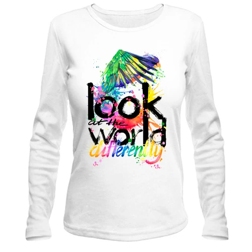Женский лонгслив Look at the world differently с попугаем