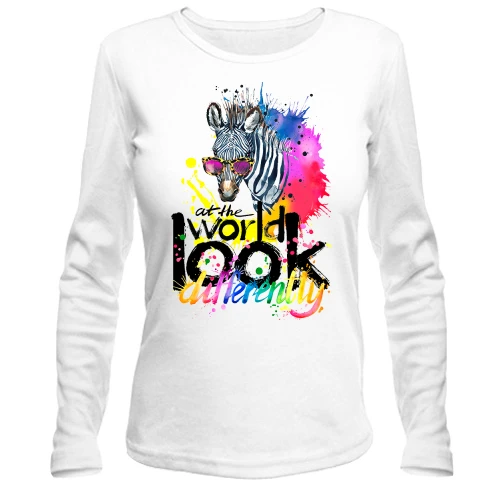 Женский лонгслив Look at the world differently с зеброй