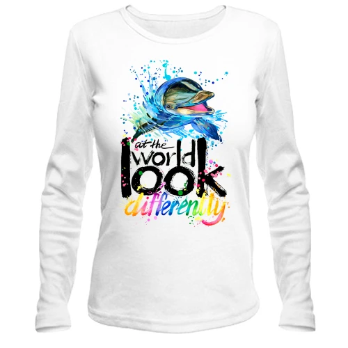 Женский лонгслив Look at the world differently с дельфином