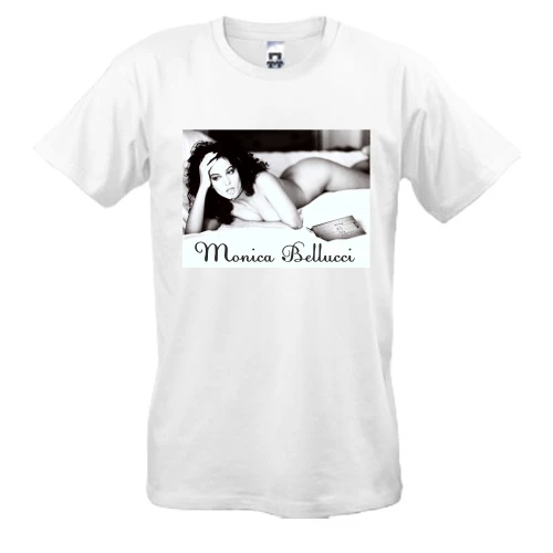Мужская футболка MONICA BELLUCCI в кровати