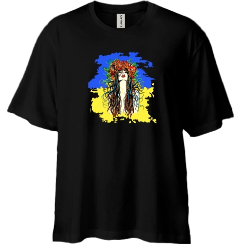 Футболка двунитка Oversize, Черный, Девушка на фоне флага Украины.