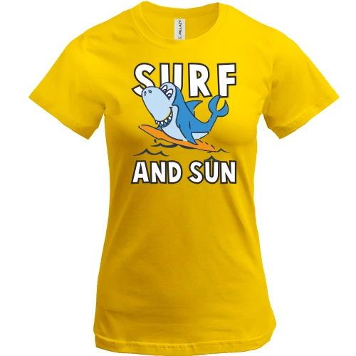 Женская футболка, Желтый, с акулой серфингистом и надписью "Surf and sun"